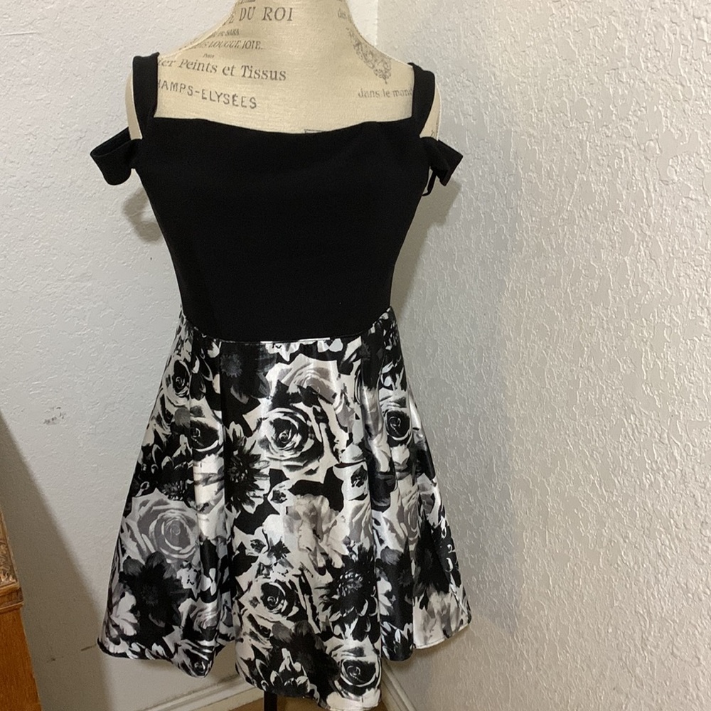 Blondie Nites Junior Floral Fit and Flare Off the Shoulder, Double Strap Sleaves
